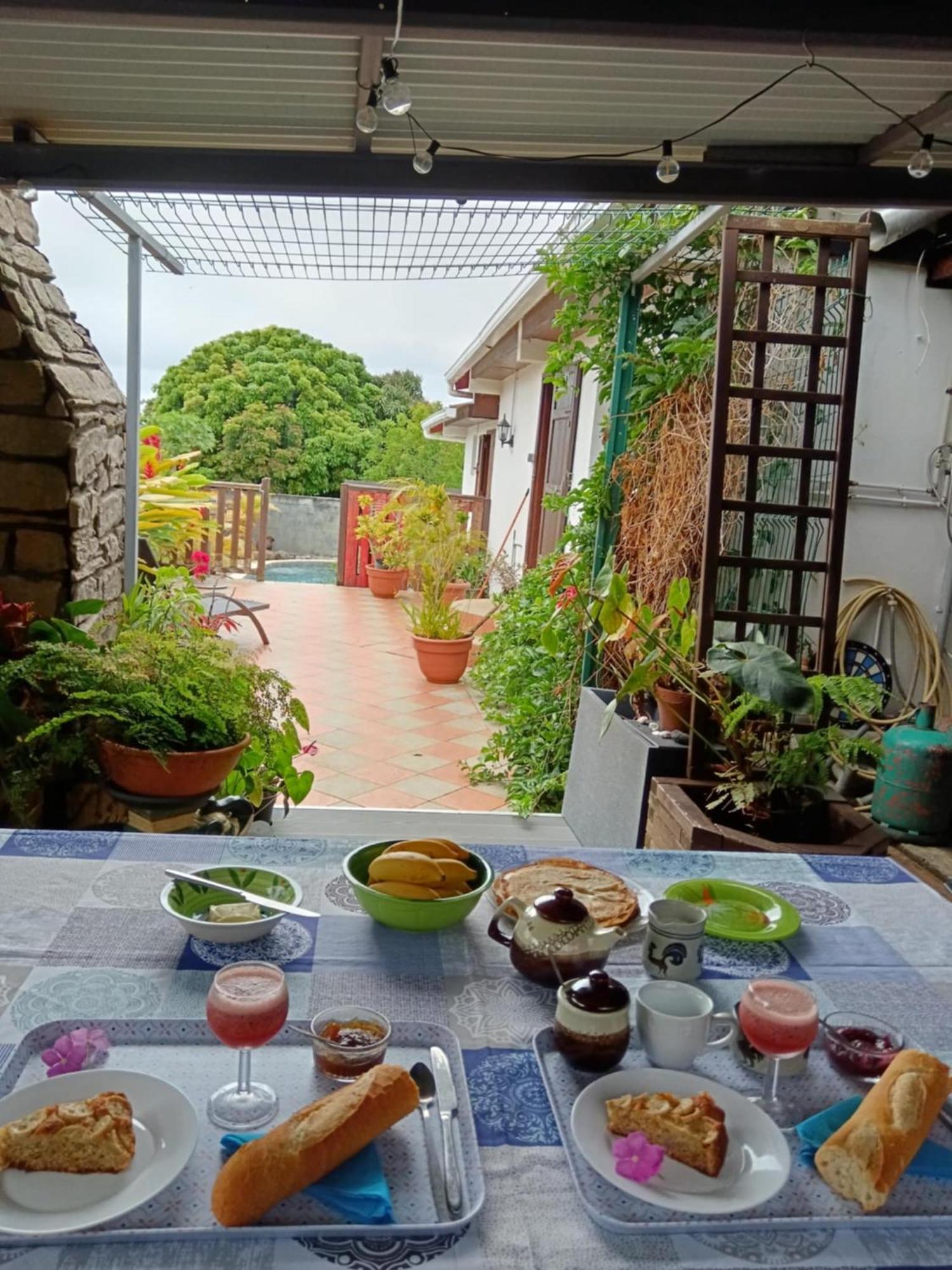 Appartamento Chez Madame Fabienne Sainte-Suzanne Esterno foto